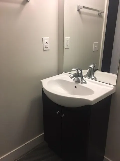 Living Suites Toronto - Queens Park Apartment