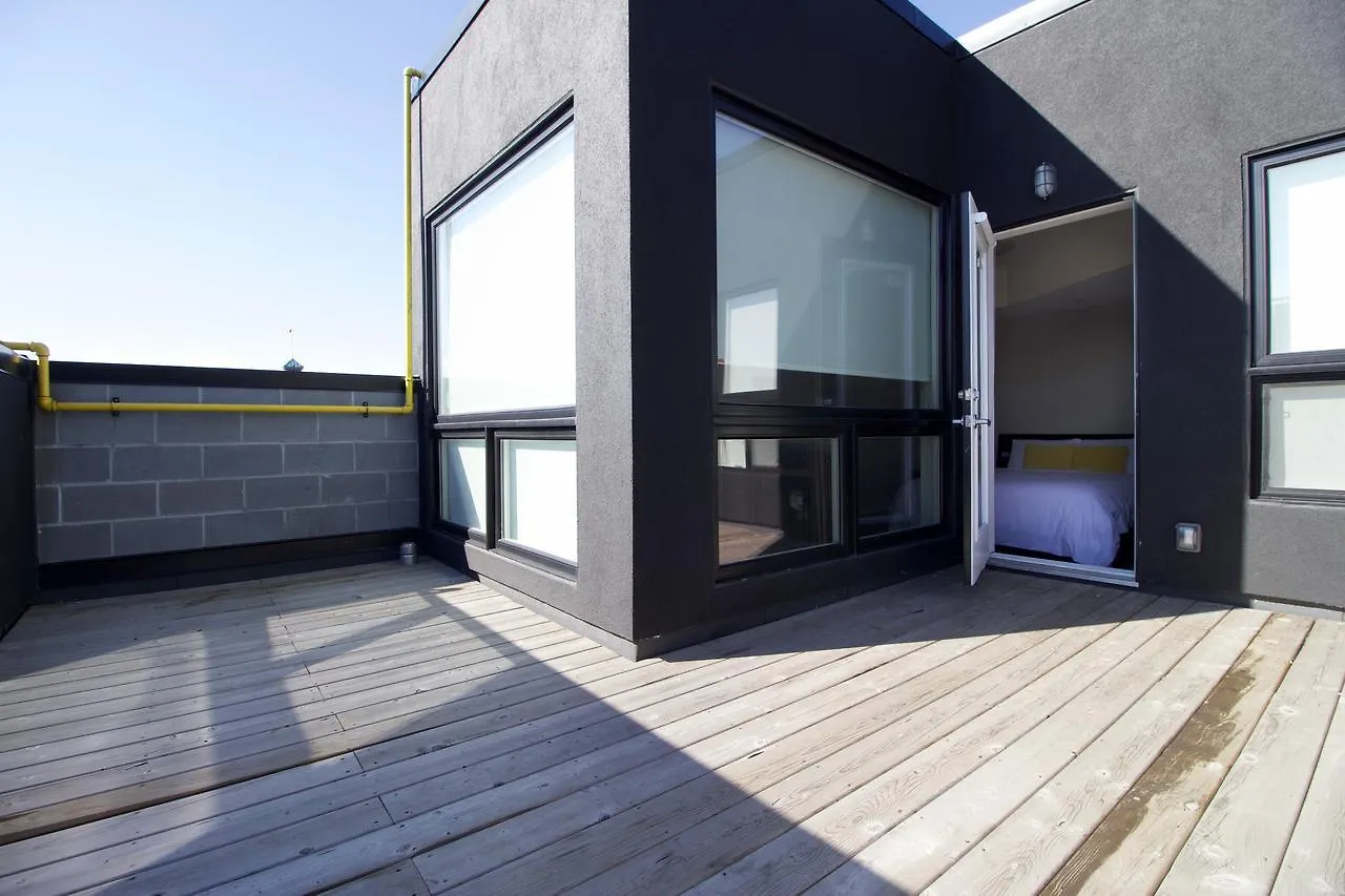 Living Suites Toronto - Queens Park Apartment